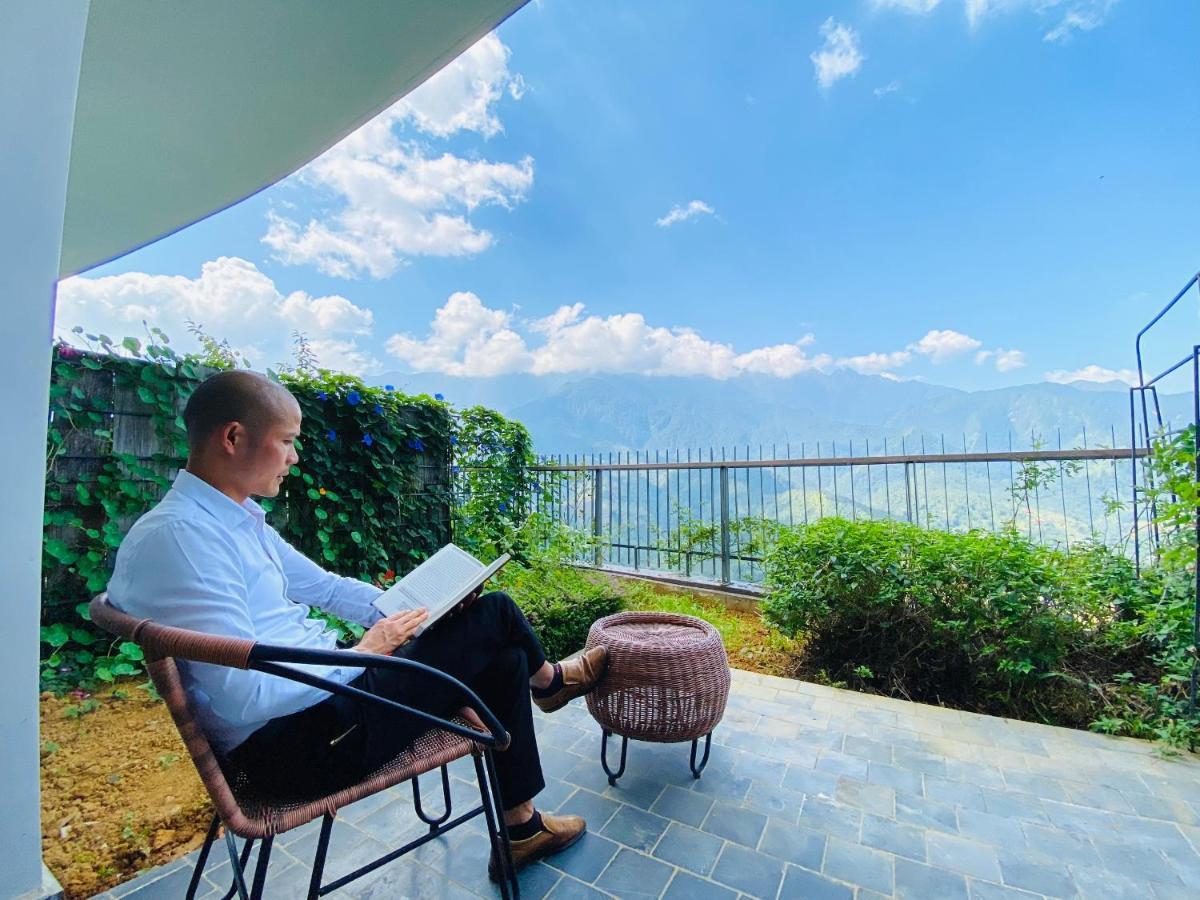 Pao'S Sapa Leisure Hotel Exterior foto A man reading a book on a balcony